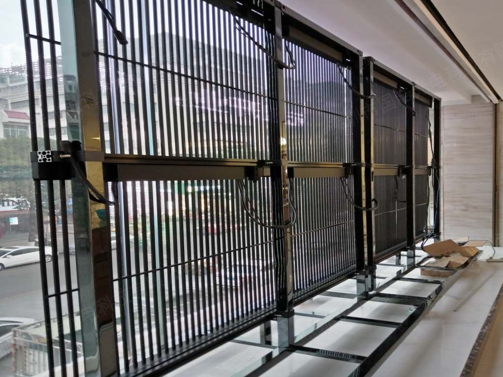 福建泉州珠寶店櫥窗展8平方LED格柵屏項目